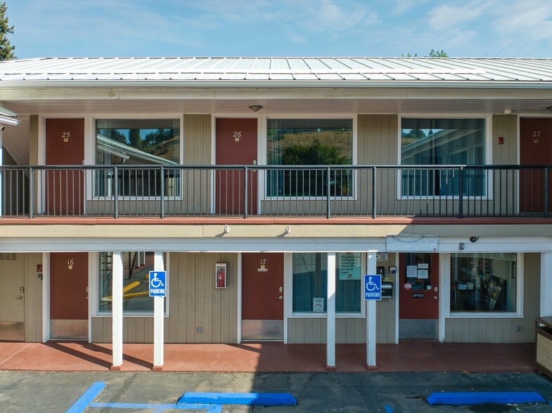 More Photos Of 615 S Main St, Colfax Hotel For Sale