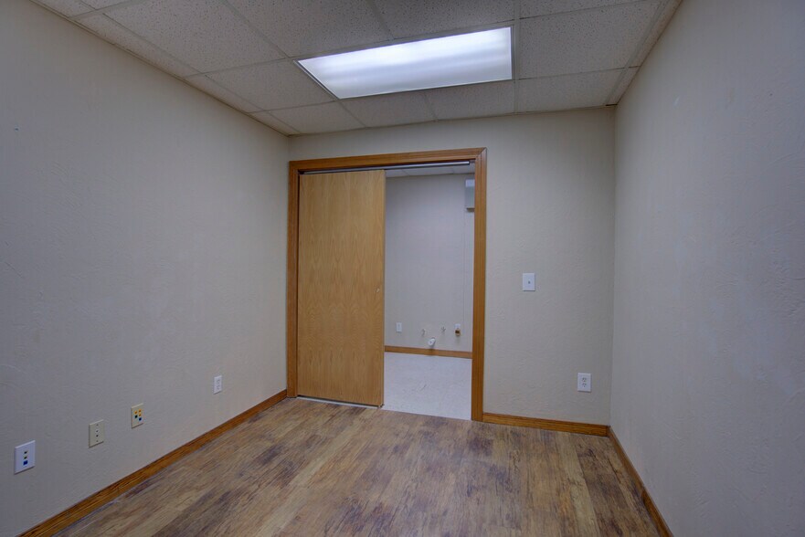 More Photos Of 2830 NW 32nd St, Newcastle Office For Sale