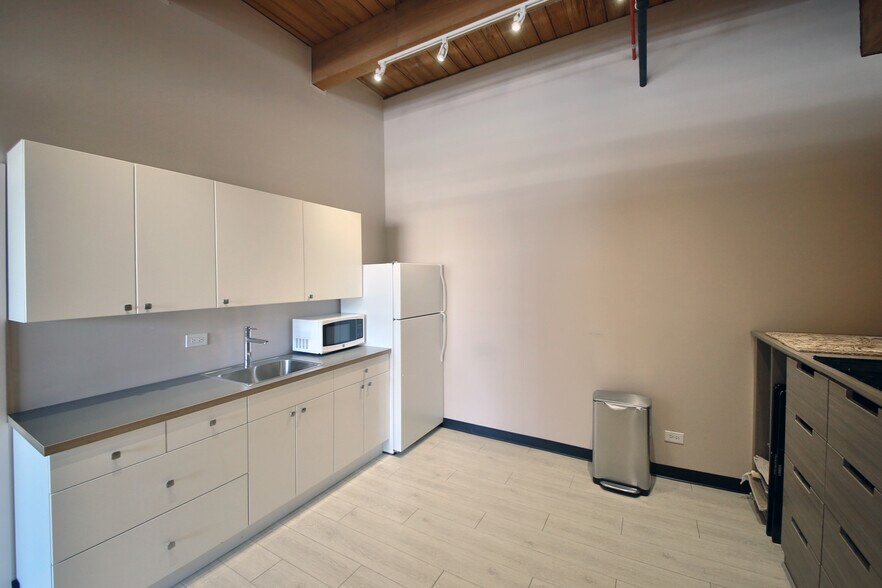 More Photos Of 910 W Van Buren St, Chicago Loft Creative Space For Lease