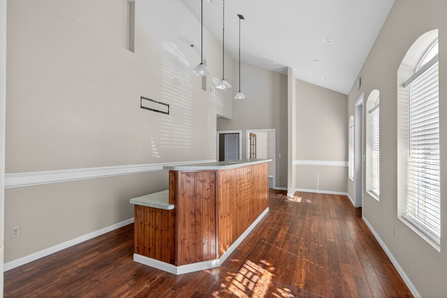 More Photos Of 4230 Gardendale St, San Antonio Office For Sale