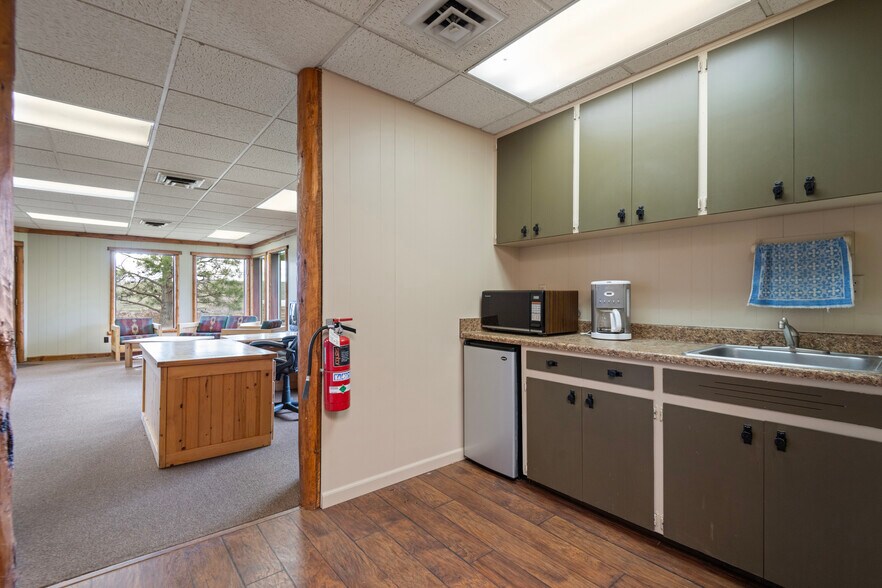 More Photos Of 615 Timber Ln, Maupin Office For Sale