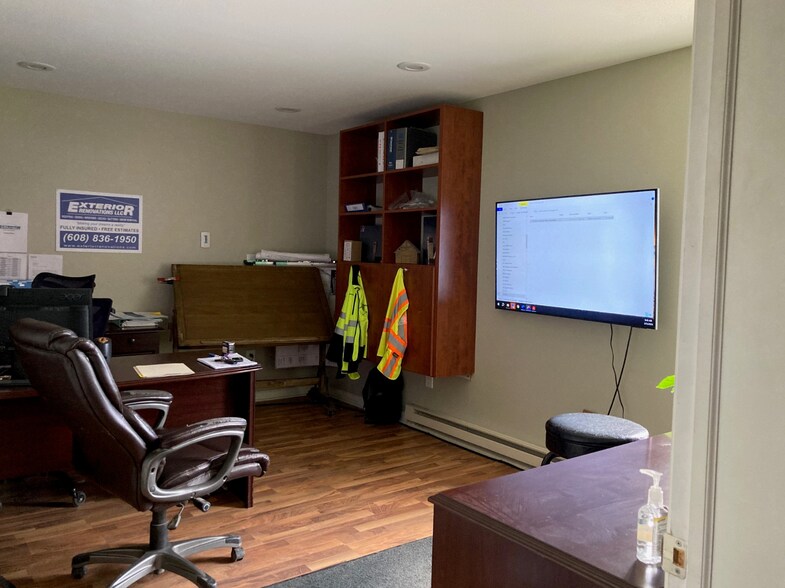 More Photos Of 2405 Parview Rd, Middleton Warehouse For Lease