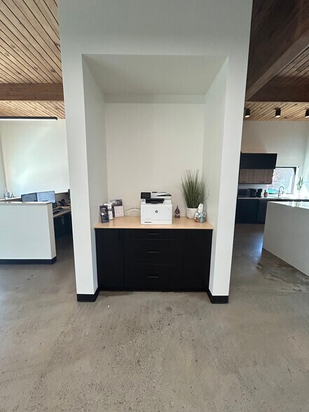 More Photos Of 5615 S Hood Ave, Portland Office For Sale