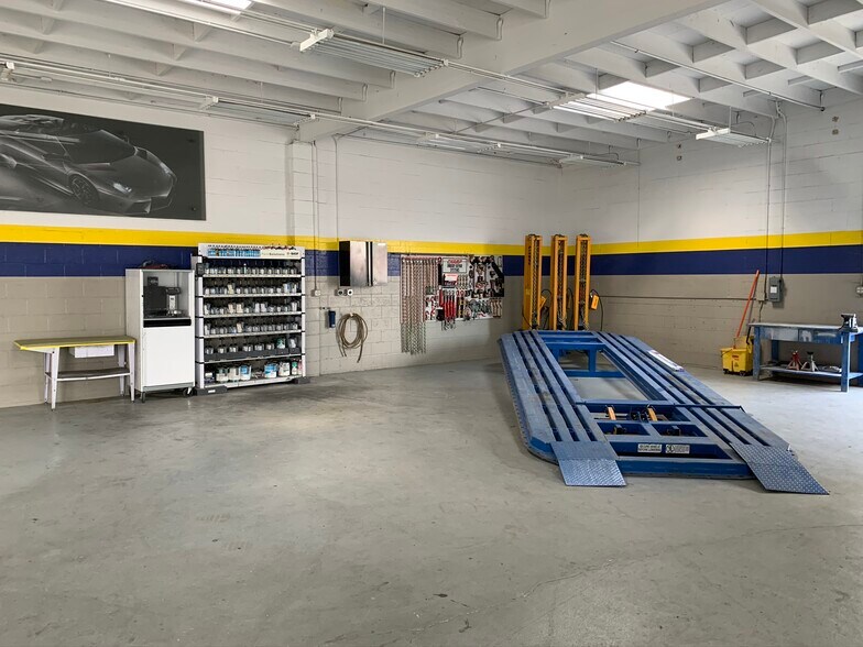 More Photos Of 11481 Ventura Blvd, Studio City Auto Repair For Lease