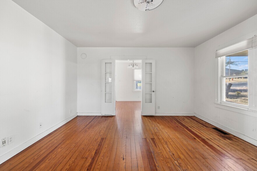 More Photos Of 616 W Live Oak St, Fredericksburg General Retail For Sale