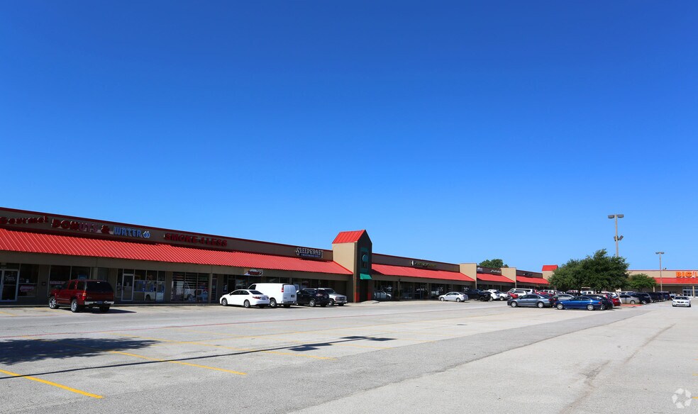 More Photos Of 1326-1392 W Main St, Lewisville Unknown For Lease
