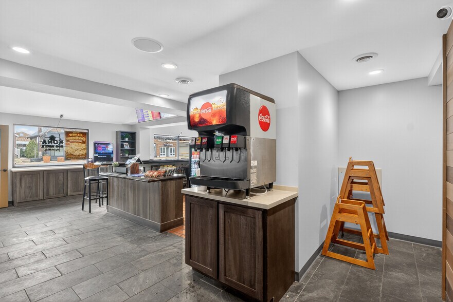 More Photos Of 8713 Gravois Rd, Saint Louis Restaurant For Lease