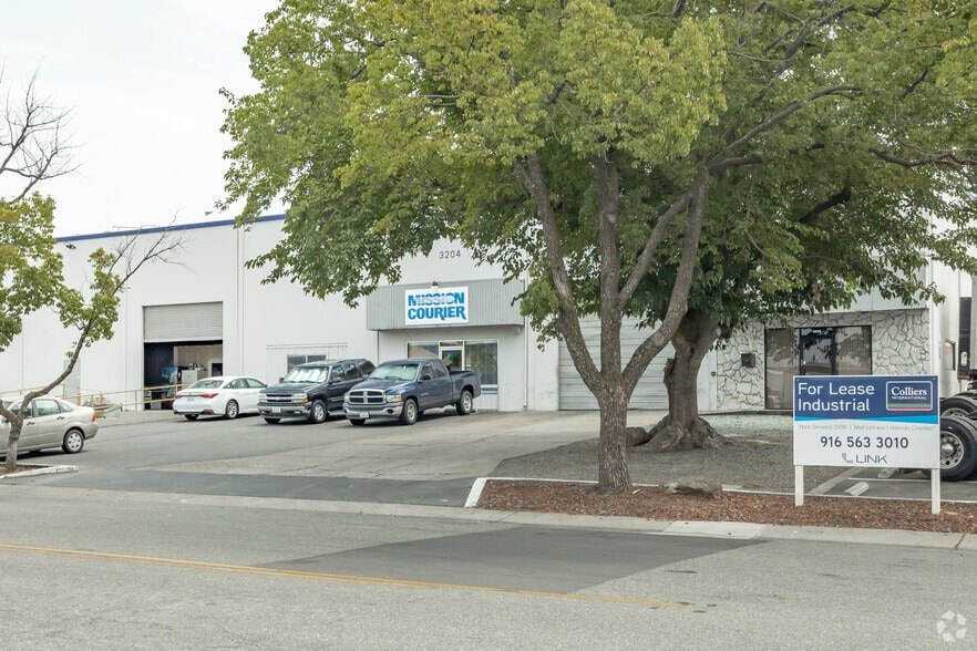 More Photos Of 3200-3298 Orange Grove Ave, North Highlands Distribution For Lease