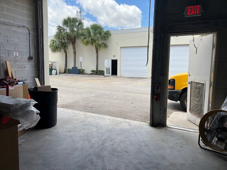 More Photos Of 352 Tall Pines Rd, West Palm Beach Warehouse For Lease
