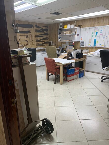 More Photos Of 1677 W 31st Pl, Hialeah Manufacturing For Lease