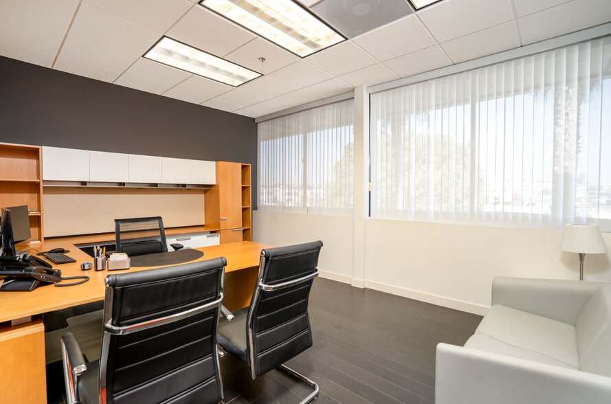 More Photos Of 10145 Via De La Amistad, San Diego Loft Creative Space For Sale