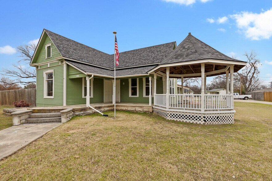 More Photos Of 512 N Travis St, Granbury Hospitality For Sale