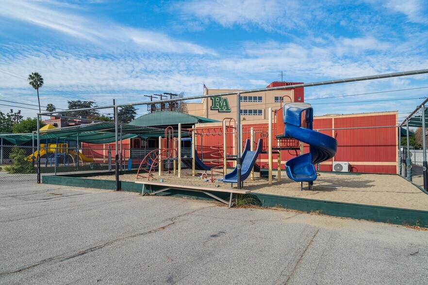 More Photos Of 2911 N San Fernando Rd, Los Angeles Schools For Lease