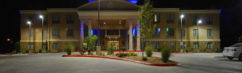 More Photos Of 126 Middle Buster, Gonzales Hotel For Sale