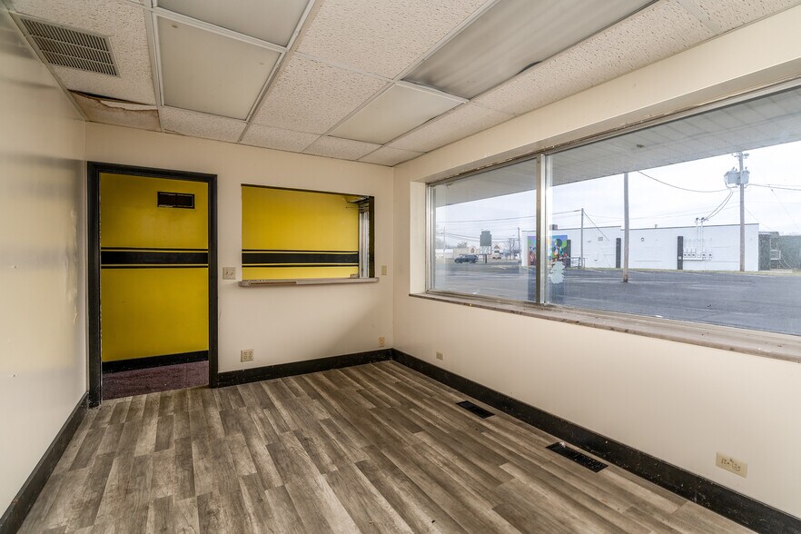 More Photos Of 828 E Main St, Carbondale General Retail For Sale