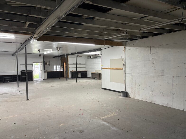 More Photos Of 2707 US Highway 80, Bloomingdale General Retail For Sale