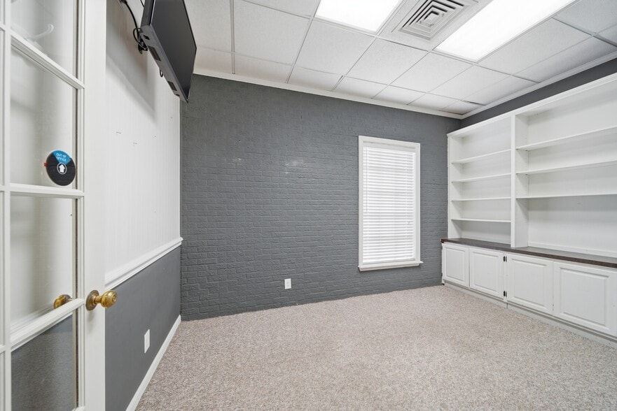 More Photos Of 7100 E 31st St, Tulsa Religious Facility For Sale