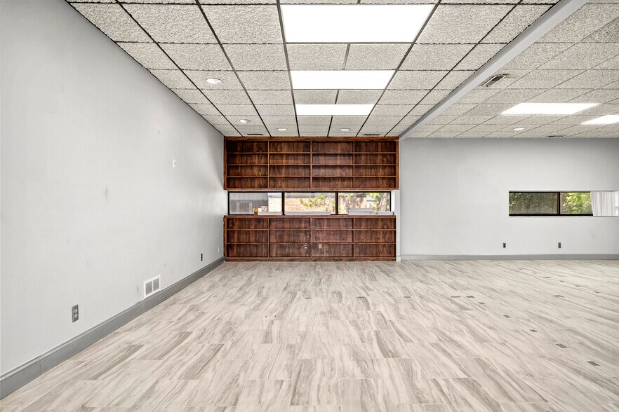 More Photos Of 24724 Lahser Rd, Southfield Office For Sale