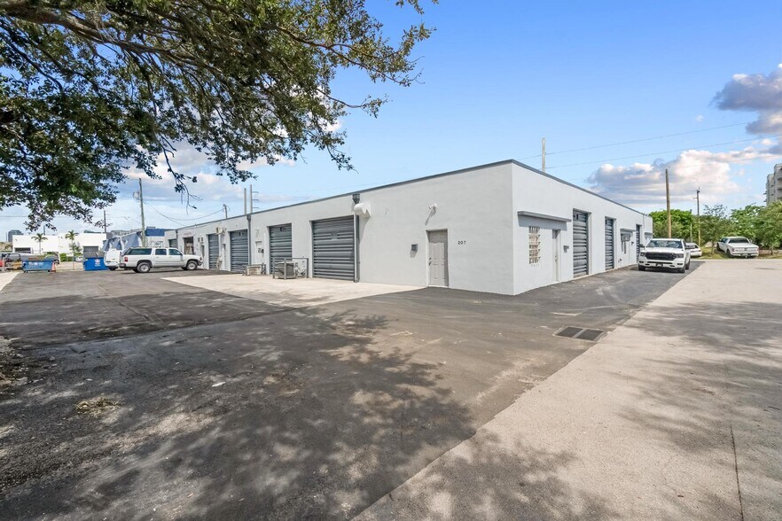 More Photos Of 201-215 SW 21st St, Fort Lauderdale Warehouse For Lease