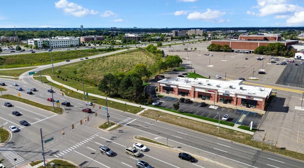 More Photos Of 506 W 14 Mile Rd, Troy Freestanding For Lease