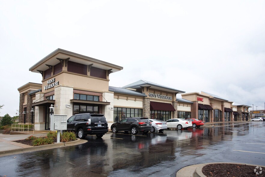 More Photos Of 6615-6655 W 135th St, Overland Park Freestanding For Lease