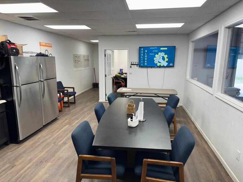 More Photos Of 124 Capital Ln, Rhome Manufacturing For Lease