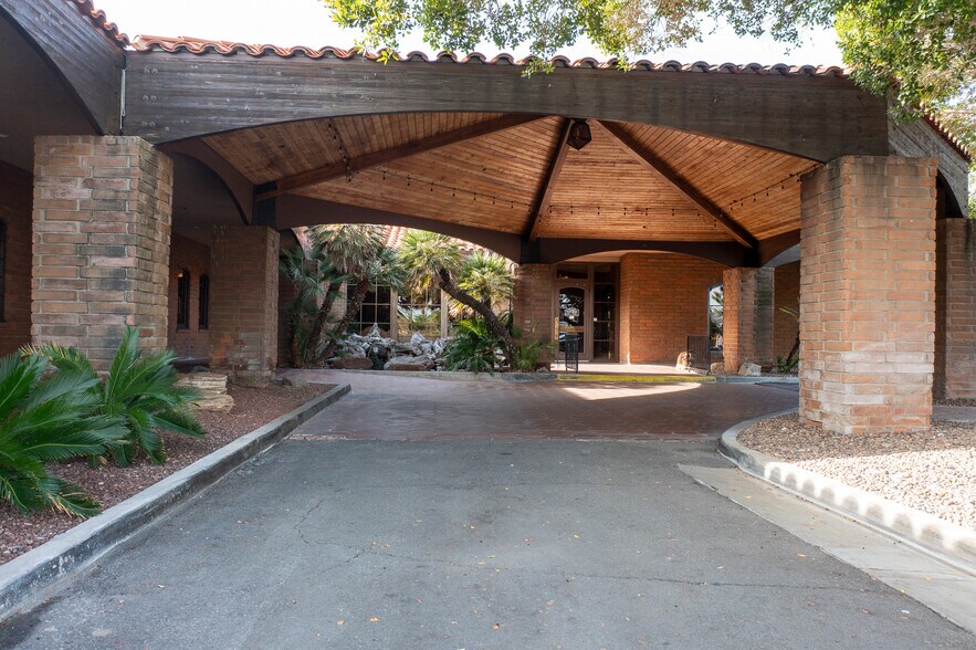 More Photos Of 1800 N Palm Canyon Dr, Palm Springs Restaurant For Sale