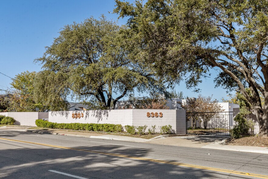 More Photos Of 8363 Meadow Rd, Dallas Office For Sale