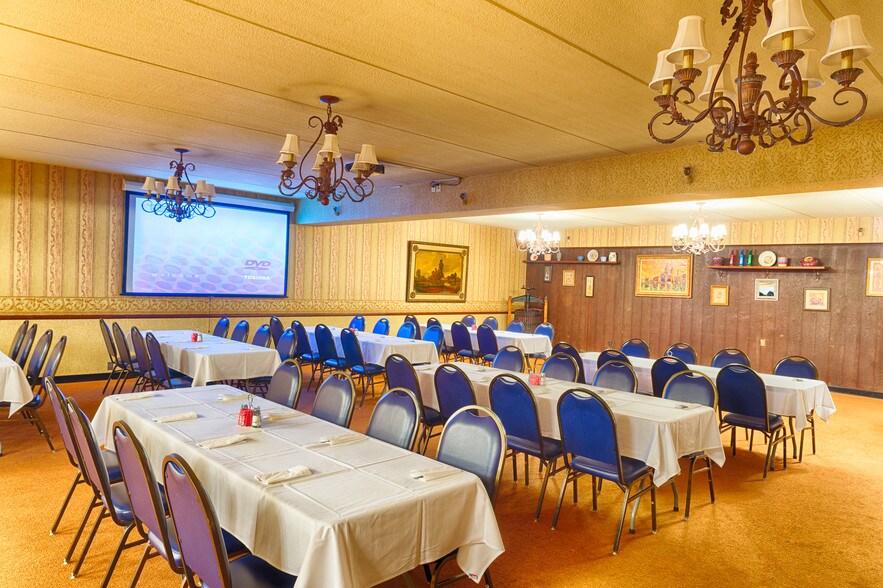 More Photos Of 31555 Woodward Ave, Royal Oak Restaurant For Lease