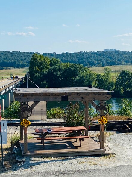 More Photos Of 100 Main st, Calico Rock Specialty For Sale