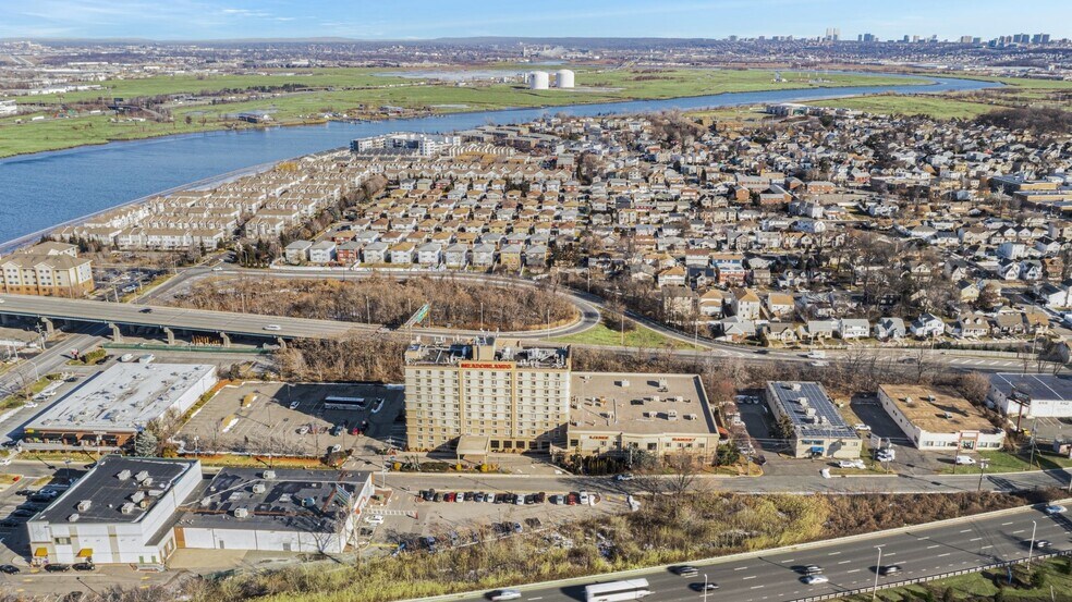 More Photos Of 40 Wood Ave, Secaucus Hotel For Lease