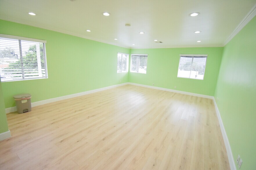 More Photos Of 3847 Foothill Blvd, La Crescenta Freestanding For Lease