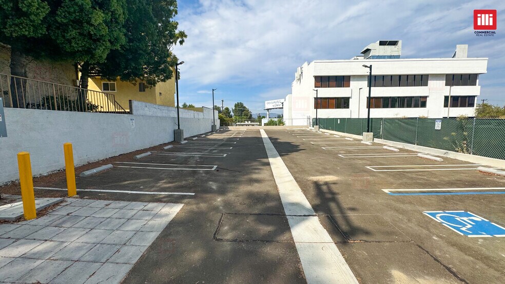 More Photos Of 22837 Ventura Blvd, Woodland Hills Office For Lease