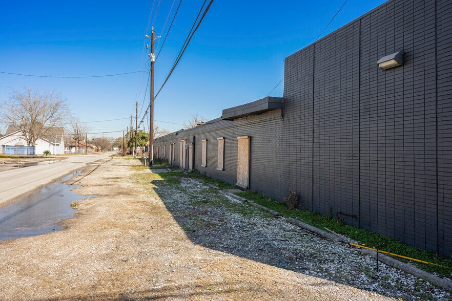 More Photos Of 933 Harbor, Houston Apartments For Sale