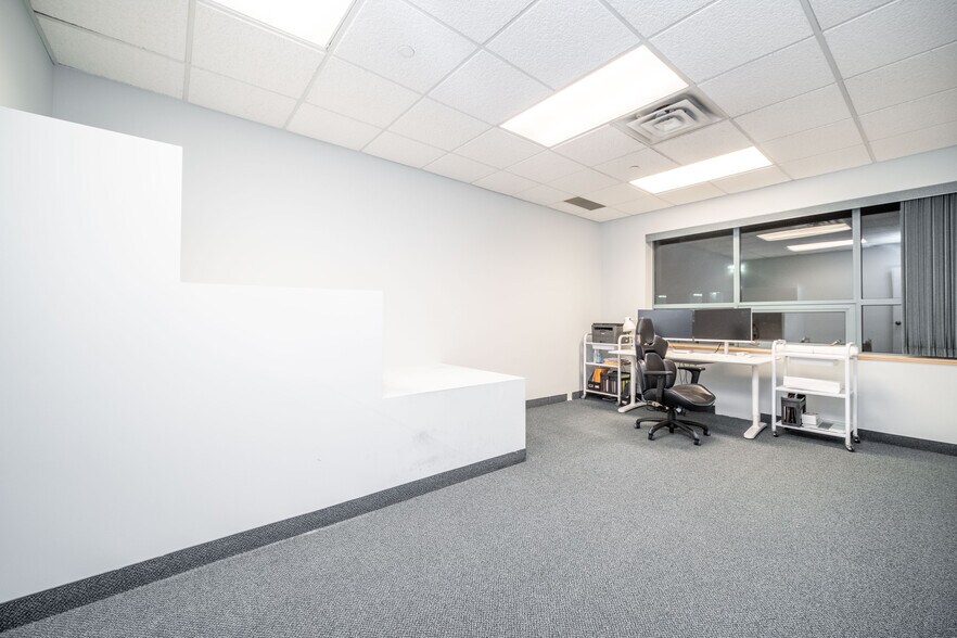 More Photos Of 1515 Broadway St, Port Coquitlam Warehouse For Lease