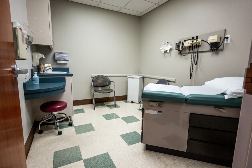 More Photos Of 850 Dickman Rd, Des Moines Medical For Lease