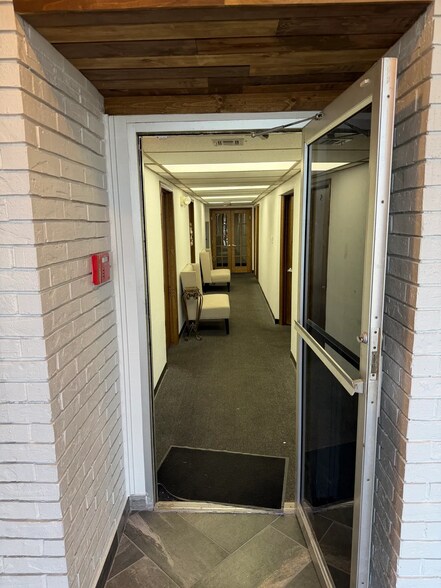 More Photos Of 2912 Lakeside Dr, Oklahoma City Office For Lease