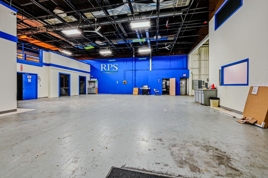 More Photos Of 53 Mccullough Dr, New Castle Warehouse For Lease