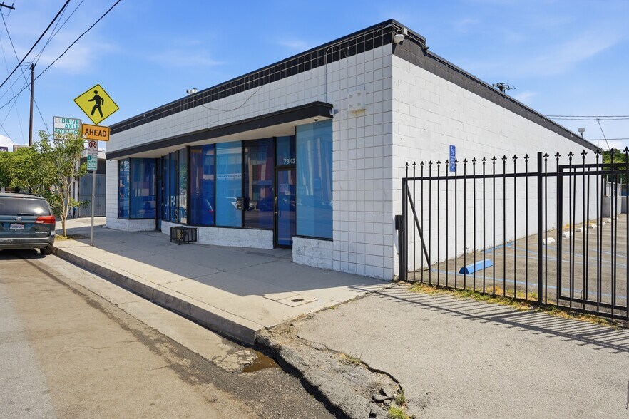 More Photos Of 7842 Lankershim Blvd, North Hollywood Showroom For Sale