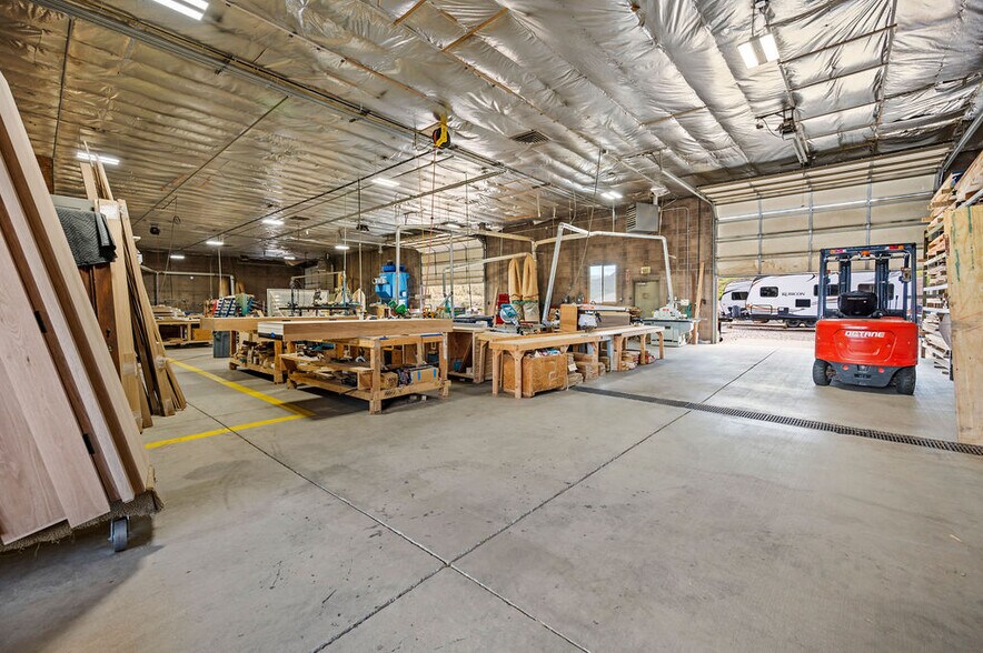 More Photos Of 2005 CR 319, Rifle Warehouse For Lease
