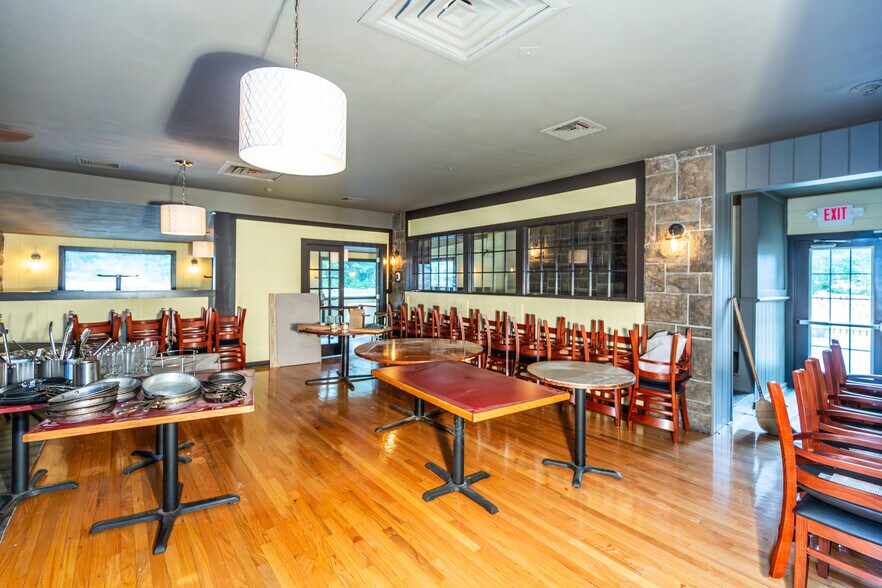 More Photos Of 332 Farnum Pike, Smithfield Restaurant For Sale