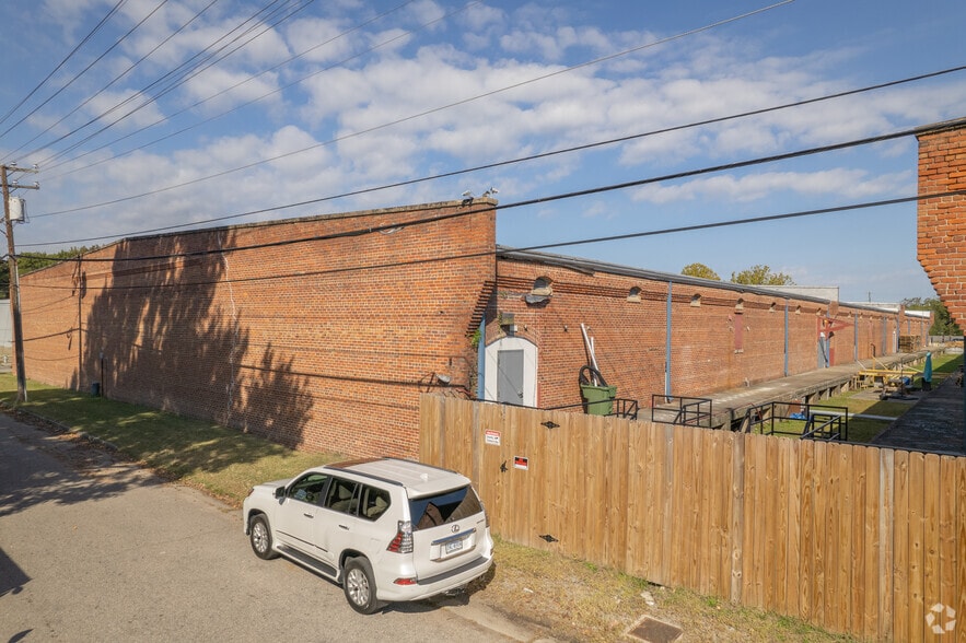 More Photos Of 827 Douglas Ave, Portsmouth Warehouse For Lease