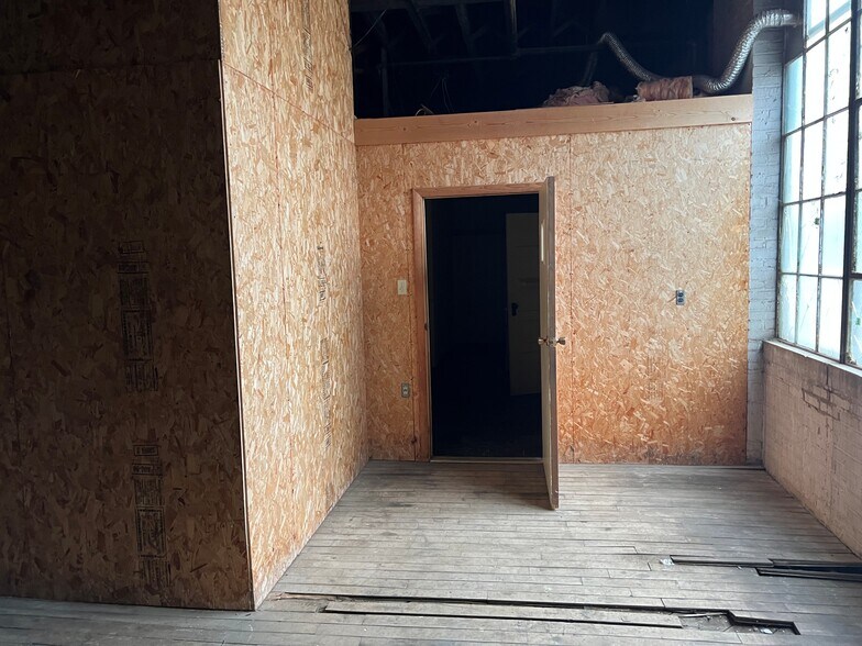 More Photos Of 616 N Jackson St, Danville Warehouse For Sale