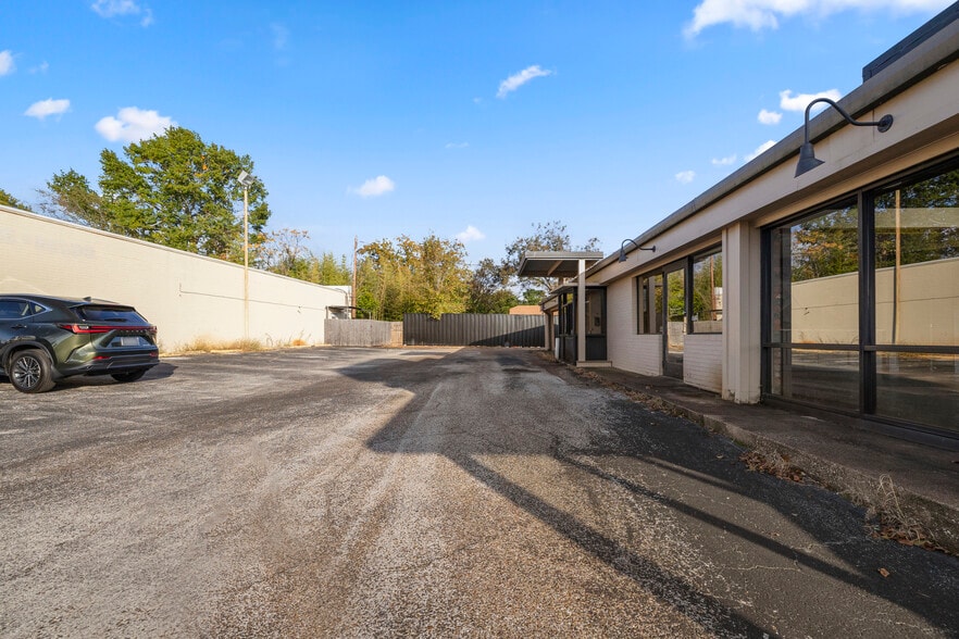 More Photos Of 2608 North St, Nacogdoches Specialty For Lease