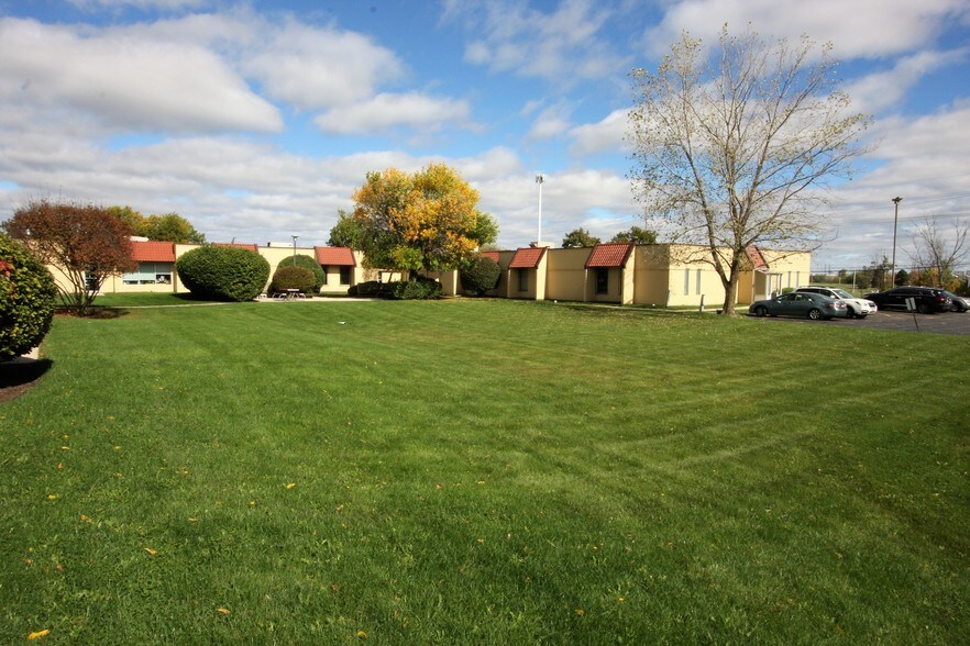 More Photos Of 1 Smoke Tree Plz, North Aurora Office For Lease
