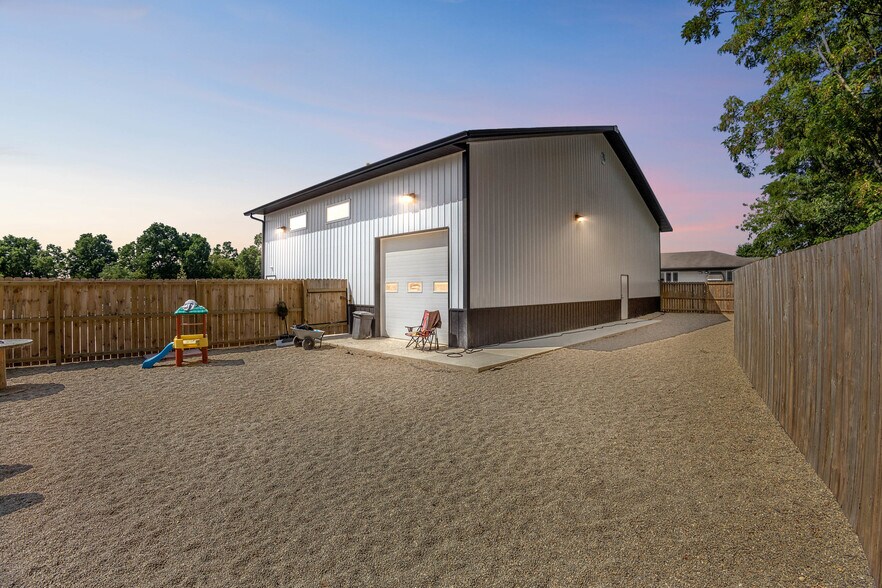 More Photos Of 390 Progress Dr, Cottage Grove Veterinarian Kennel For Sale