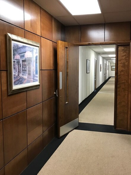 More Photos Of 2820 W Maple Rd, Troy Office For Lease