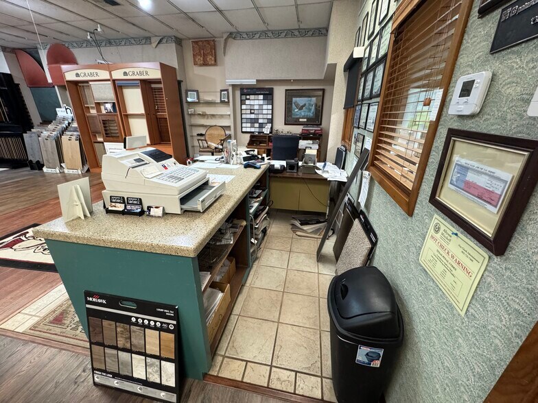 More Photos Of 1900 Crockett Rd, Palestine Storefront For Sale