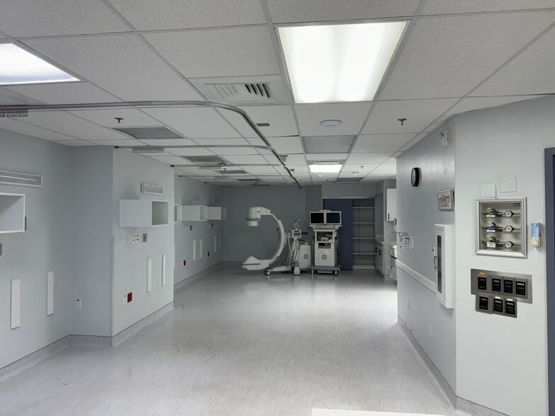 More Photos Of 130 9th St N, Naples Medical For Sale