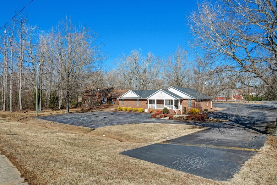 More Photos Of 1418 Freeway Dr, Reidsville Freestanding For Sale